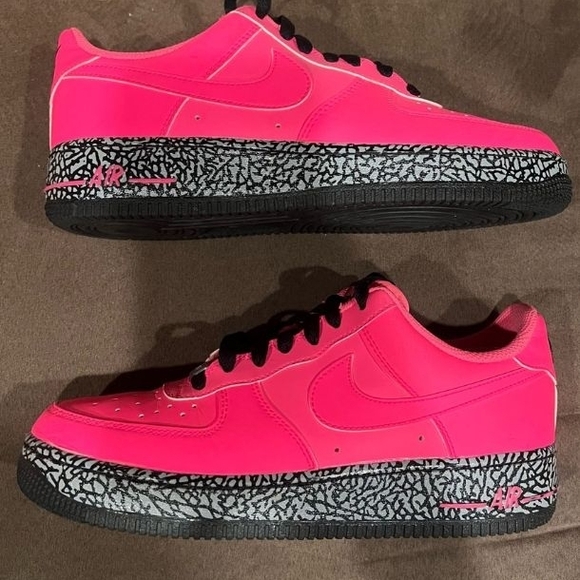 Nike Women's Bright Pink Sneakers with Black Accents - Picture 5 of 7